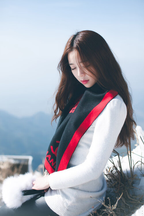 “飞盘争夺：三叉湖田径场上演极速空中对抗”